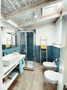 a bathroom with two sinks and a shower at Casa Cactus in Corralejo