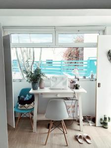 escritorio blanco en una habitación con ventana en Casa Cactus en Corralejo