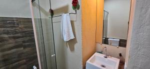 Koupelna v ubytování Quarto 100m da praia Pereque