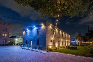 un bâtiment avec des lumières allumées la nuit dans l'établissement Gorgeous Apartment close to Brickell wFree Parking, à Miami