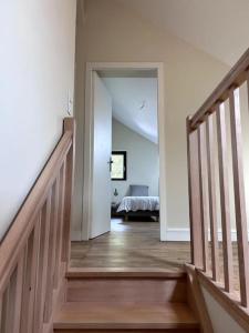 un pasillo con una escalera que conduce a un dormitorio en Gîte Bois Tordu - 3 chambres - proche Bourganeuf en Montboucher