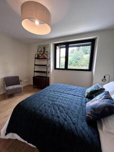 Un dormitorio con una cama grande y una ventana en Gîte Bois Tordu - 3 chambres - proche Bourganeuf en Montboucher