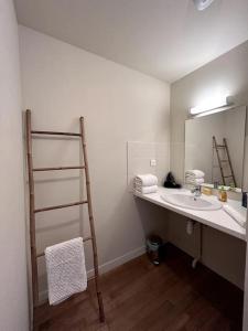 baño con lavabo y escalera. en Gîte Bois Tordu - 3 chambres - proche Bourganeuf, en Montboucher