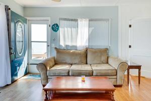 Photo de la galerie de l'établissement Scenic Geneva Cottage with Lake Erie Beach Access!, à Geneva