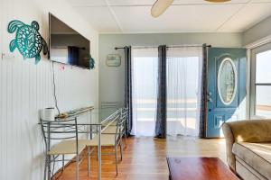 un soggiorno con tavolo e sedie di Scenic Geneva Cottage with Lake Erie Beach Access! a Geneva