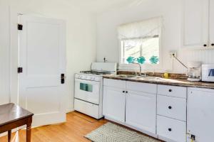 Photo de la galerie de l'établissement Scenic Geneva Cottage with Lake Erie Beach Access!, à Geneva 17 autres photos