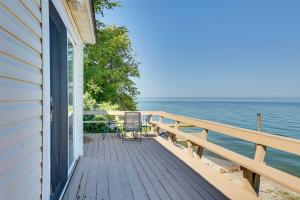 una veranda con vista sull'acqua di Scenic Geneva Cottage with Lake Erie Beach Access! a Geneva