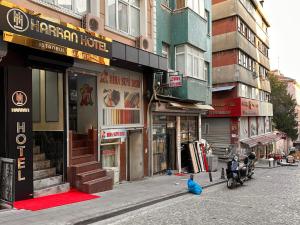 HARRAN HOTEL في إسطنبول: مجموعة مباني على جانب شارع