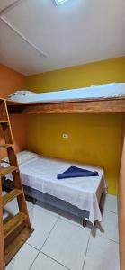 Postel nebo postele na pokoji v ubytování Quarto 100m da praia Pereque