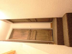 um armário em cima de uma parede num quarto em Appartement Avoriaz, 2 pièces, 5 personnes - FR-1-314-109 em Morzine
