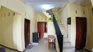un couloir avec un escalier dans une maison dans l'établissement Eltanin Homestay by FH Stay, à Salakan