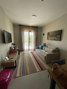 a living room with a couch and a table at Resort em pirinopolis in Pirenópolis