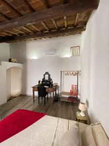 een slaapkamer met een bureau, een bed en een tafel bij Casa da Moeda in Évora