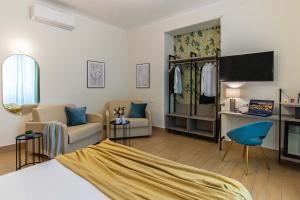 ローマにある94Rooms Vatican Guest House - Viglienaのベッドルーム1室(ベッド1台付)、リビングルームが備わります。