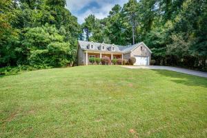 Κήπος έξω από το Inviting Austell Home 14 Mi to Downtown Atlanta!
