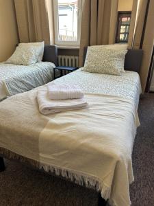 una camera con 2 letti con lenzuola e cuscini bianchi di Studio Kraszewskiego 5 a Rzeszów