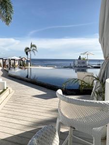 een resort met een zwembad en de oceaan bij RUNIK Siquijor - Adults Only in San Juan