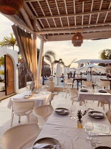 Un restaurante u otro lugar para comer en Runik Beach Club & Resort - Adults Only