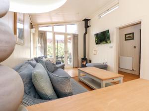 un soggiorno con divano blu e tavolo di Langham a Cottesmore