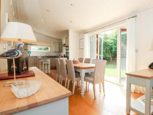 una cucina e una sala da pranzo con tavolo e sedie di Langham a Cottesmore