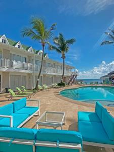 um resort com piscina e palmeiras em Decameron Los Delfines - All Inclusive em San Andrés