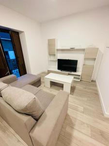 una sala de estar con un sofá y una mesa en Apartamentos Rurales La Plaza 3, en Duruelo de la Sierra