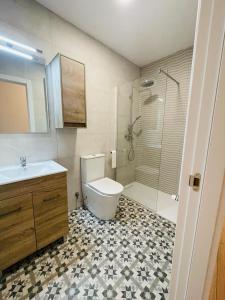 Un baño con inodoro, lavabo y ducha. en Apartamentos Rurales La Plaza 3, en Duruelo de la Sierra 4 fotos más