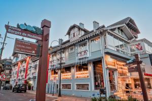 um edifício na esquina de uma rua da cidade em Modevie Boutique Hotel em Gramado