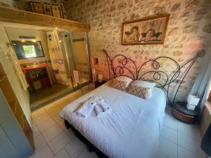 Domaine TerrOcéane في La-Gripperie-Saint-Symphorien: غرفة نوم مع سرير مع اثنين من الحيوانات المحشوة عليه