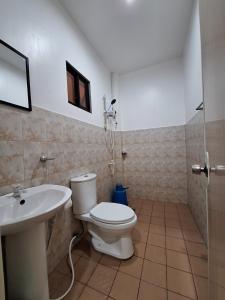 łazienka z toaletą i umywalką w obiekcie Island Front - Bangcogon Resort and Restaurant w mieście Oslob