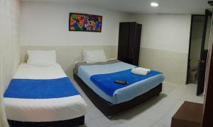 Habitación pequeña con 2 camas en Hotel AG Boutique, en Bogotá