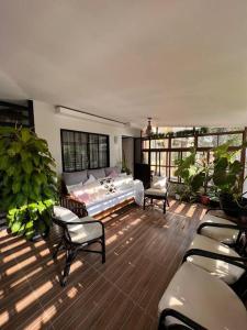 un ampio soggiorno con letto e sedie di Casa Privado- 2 Bedroom House Near the Airport a Città di Puerto Princesa
