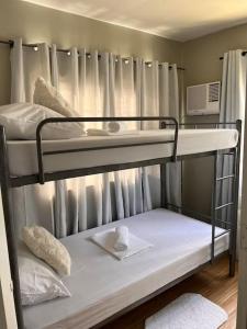 Bunk bed o mga bunk bed sa kuwarto sa Casa Privado- 2 Bedroom House Near the Airport