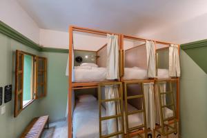 Dviaukštė lova arba lovos apgyvendinimo įstaigoje Viajero Oaxaca Hostel