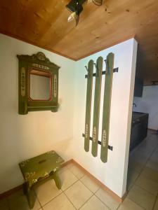 um quarto com esquis numa parede com um espelho em Ferienwohnung in Stein AR em Stein