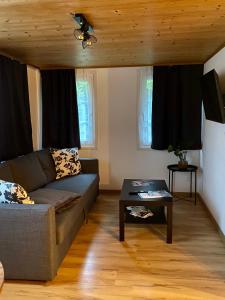 ein Wohnzimmer mit einem Sofa und einem Tisch in der Unterkunft Ferienwohnung in Stein AR in Stein