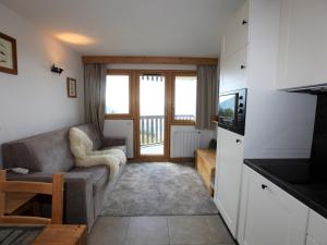 a living room with a couch and a tv at Charmant studio cabine avec WiFi à Avoriaz - FR-1-314-159 in Morzine