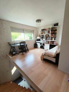 - une chambre avec un bureau et un lit dans l'établissement Maison 160m2 Eysines, à Eysines