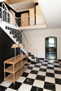 ein Wohnzimmer mit einem karierten Boden und einer Treppe in der Unterkunft De Boter Villa in Diksmuide