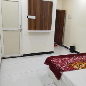Hotel shree Gajanand palace tesisinde bir odada yatak veya yataklar