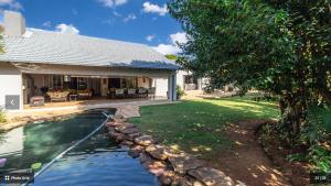 una casa con piscina junto a un patio en The Hide in Randburg-Strydom, en Johannesburgo