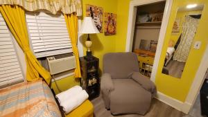 um quarto amarelo com uma cadeira e um candeeiro em Room in Guest room - Yellow Rm Dover- Del State, Bayhealth- Dov Base em Dover