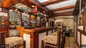 un bar con sillas y una barra en una habitación en The Hide in Randburg-Strydom, en Johannesburgo