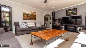 sala de estar con sofá y mesa de centro en The Hide in Randburg-Strydom, en Johannesburgo