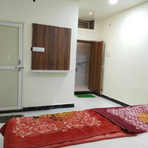 Cama o camas de una habitación en Hotel shree Gajanand palace