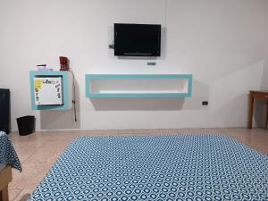 a white room with a tv on a wall at Hotel Posada Los Faroles Atlixco in Atlixco