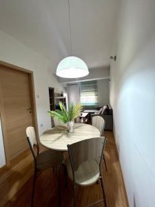 - une salle à manger avec une table et des chaises dans l'établissement Urban City Apartment, à Skopje