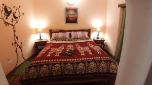 Postel nebo postele na pokoji v ubytování ITCHIMBIA GARDEN con la mejor vista de Quito y SPA