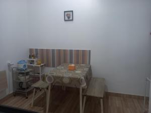 une table dans une pièce avec une table dans l'établissement Villa Akela Sukabumi, à Sukabumi