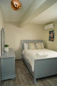 a bedroom with a bed and a table with a lamp at HOSTAL BOUTIQUE 53 in Santo Domingo